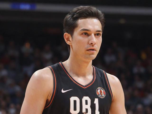 开云体育_ NBA交易市场动态：谁将成为新赛季的关键球员？，nba开拓者赛程表