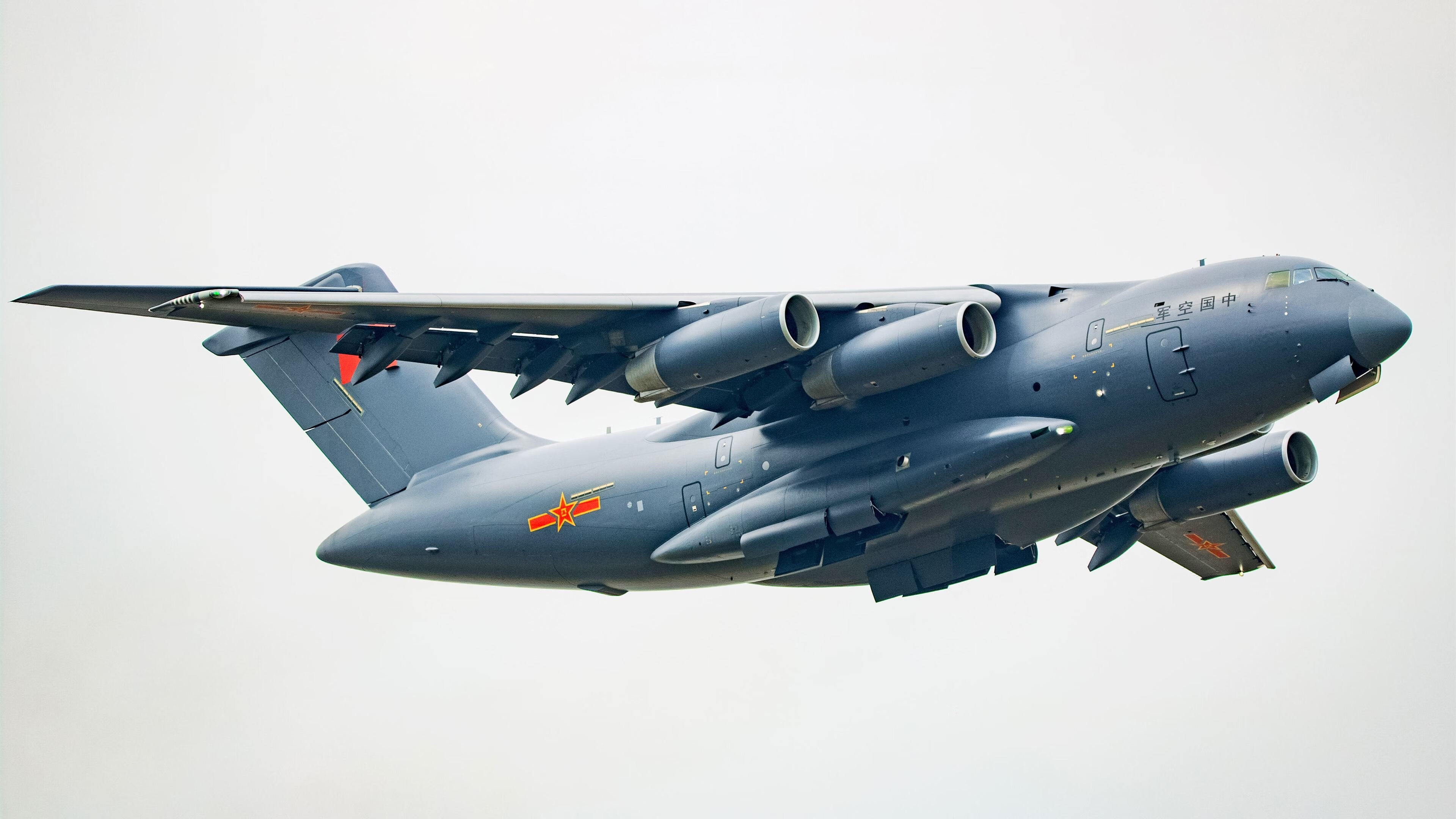 弗赖堡球队备战法兰克福比赛,全队备战状态良好,弗赖堡队主客场球衣