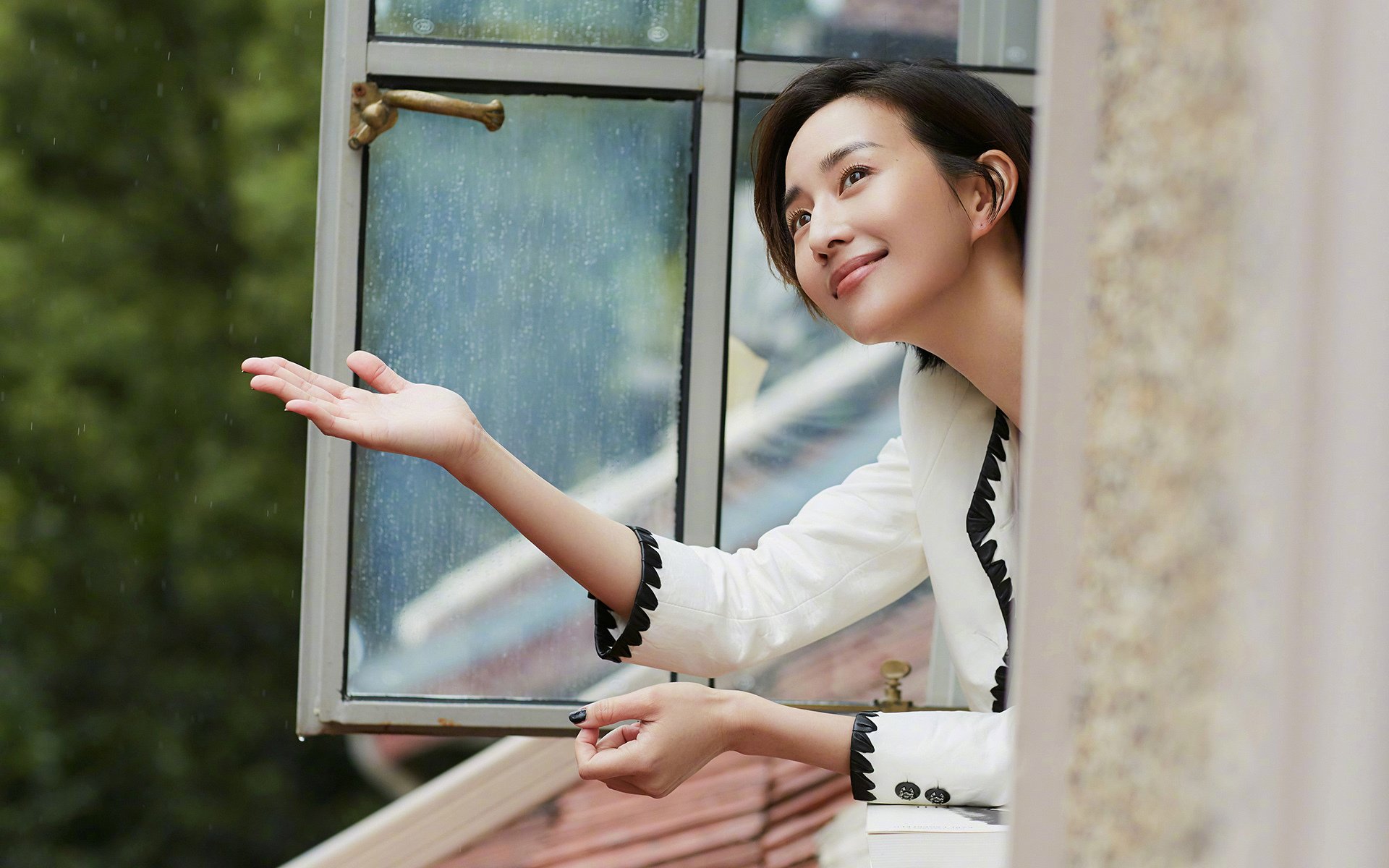 “新加坡游泳赛场：泳者挑战自我，争夺荣誉”