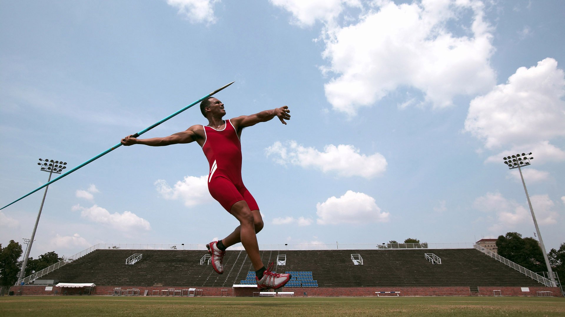 “高新体育中心：健力运动员挑战极限，举重赛事燃爆全场”