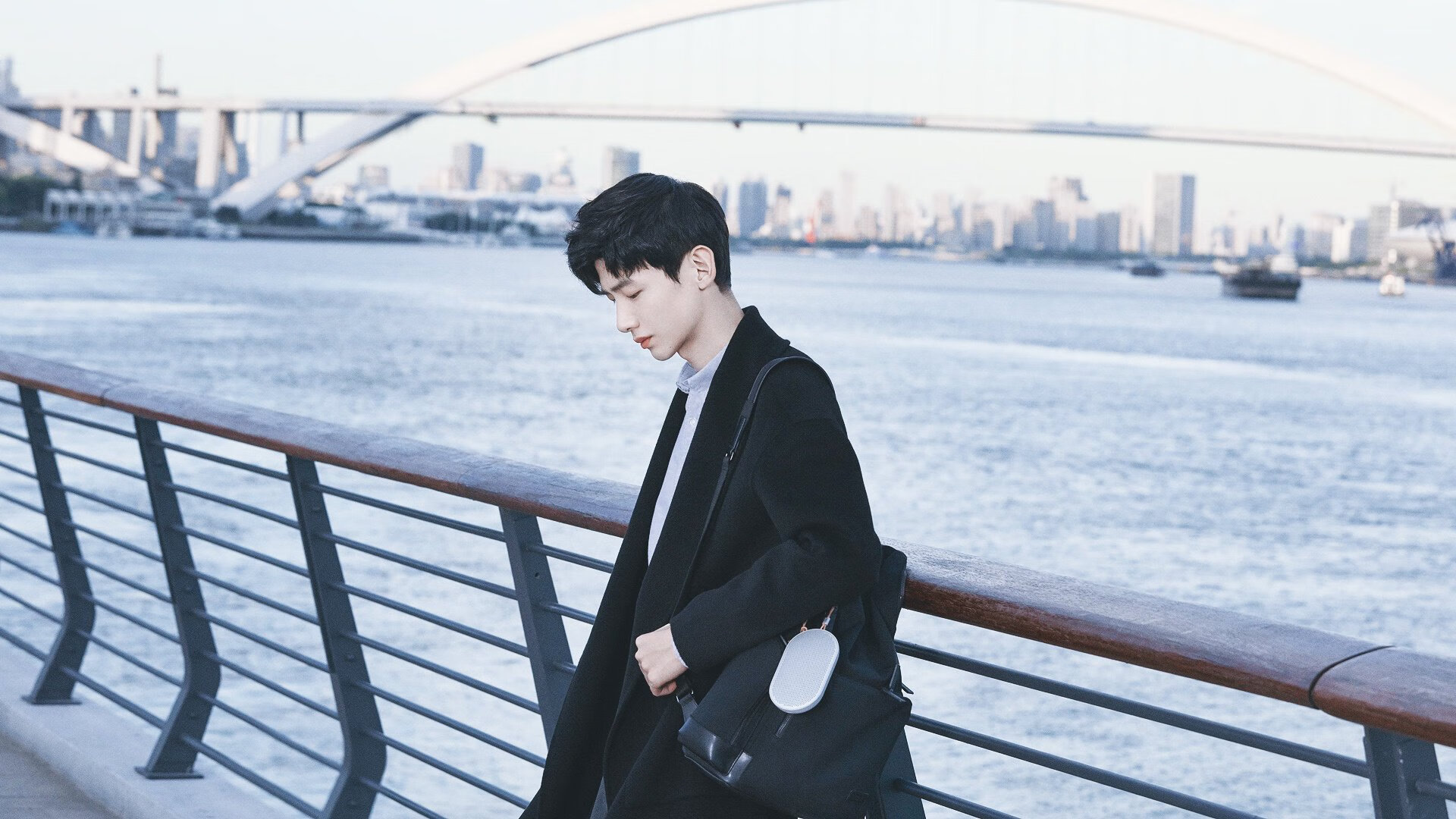 足球训练营火热进行中青少年积极参与，青少年足球培训班收费标准